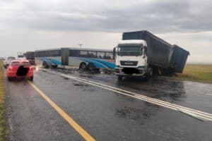 The scene of ta crash between a bus and a truck in the free state