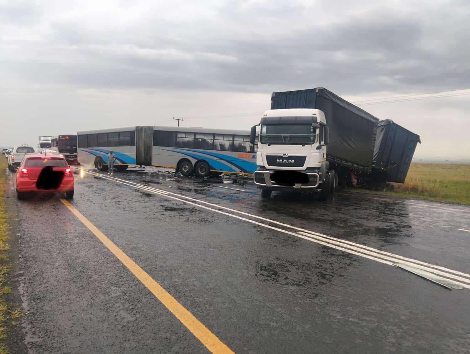 The scene of ta crash between a bus and a truck in the free state