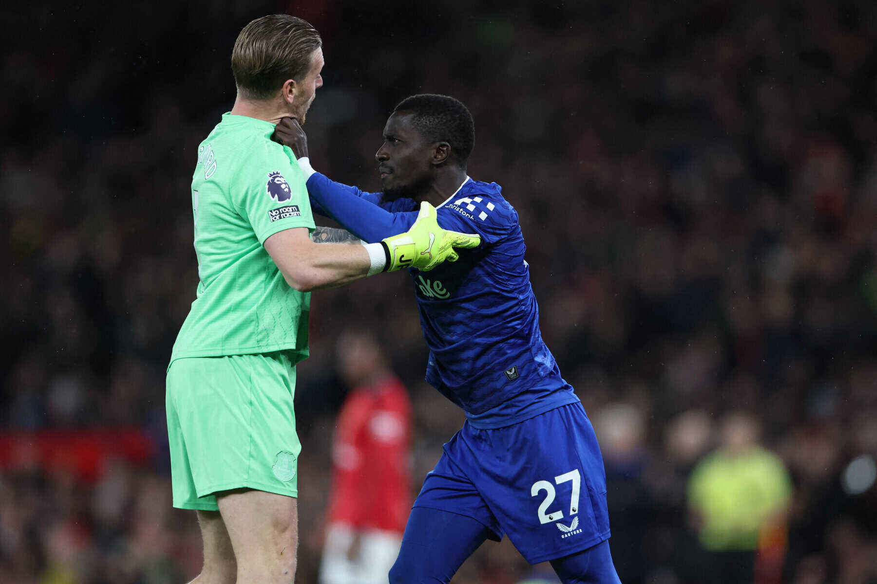 Everton shrug off bizarre red card to beat blunt Man United