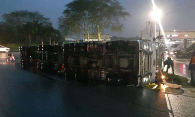 The truck that overturned on the R40.