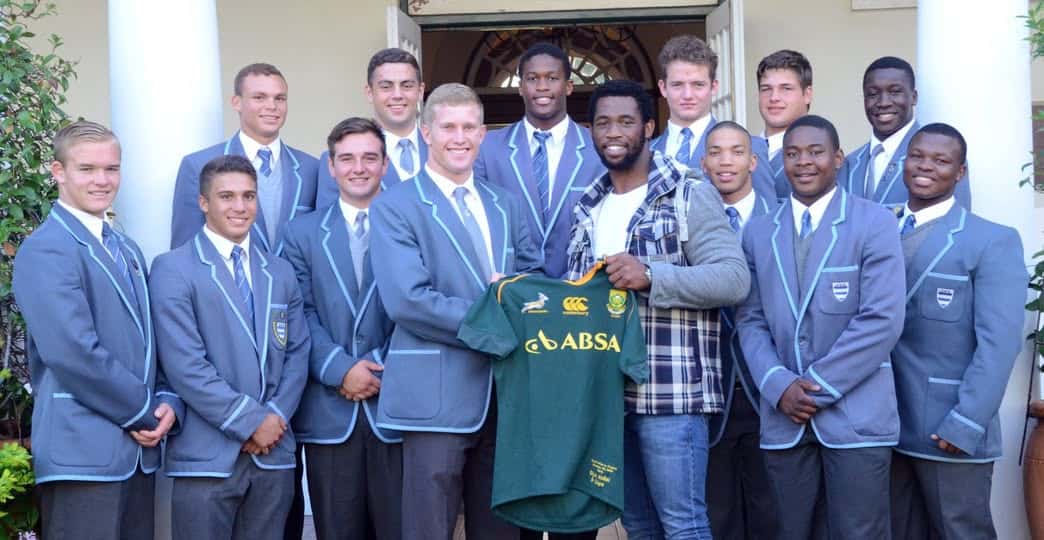 Siya Kolisi with Grey High pupils