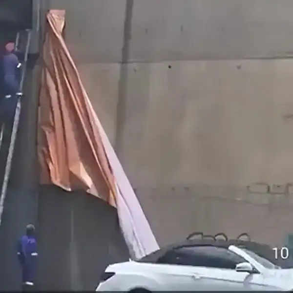 Banner battle between Solidarity and Lesufi continues