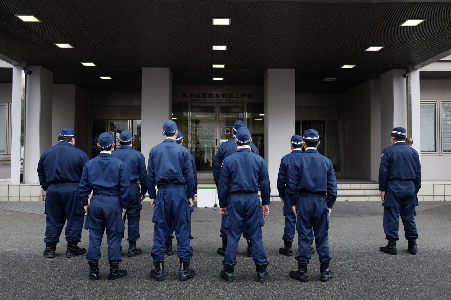 Police riot squad members to begin bear control operations using rifles