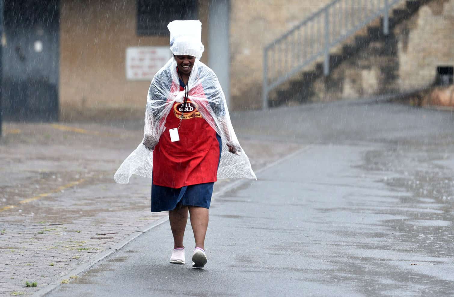 Hlengiwe Sokhela braves the rain at Craighall