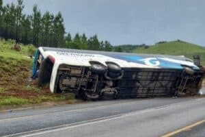 The bus that overturned on the R33 near eMkhondo.