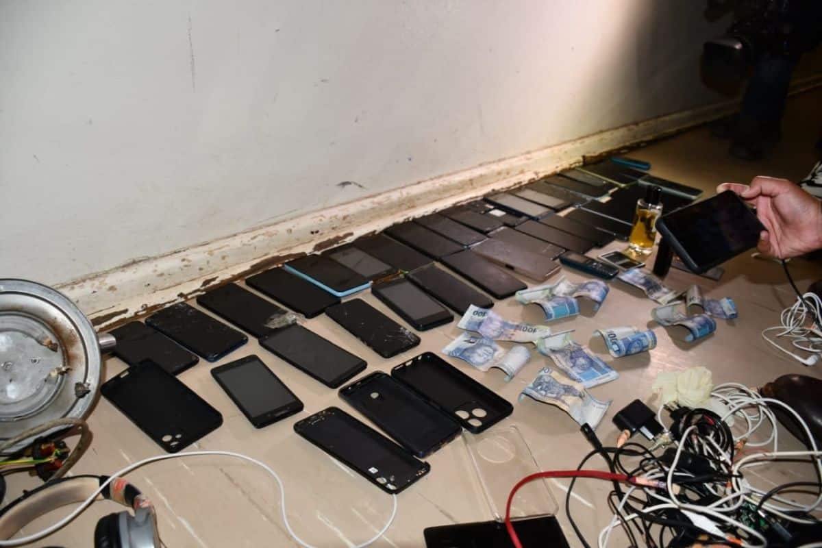 Cellphones and cash found during one of the prison raids. Picture: The Department of Correctional Services/Facebook