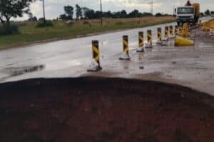 Warning: Motorists urged to avoid R500 after massive sinkhole closes road [PICTURES]