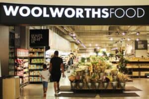 Woolworths changes shopping bags to white