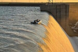The boat stuck on the dam wall.