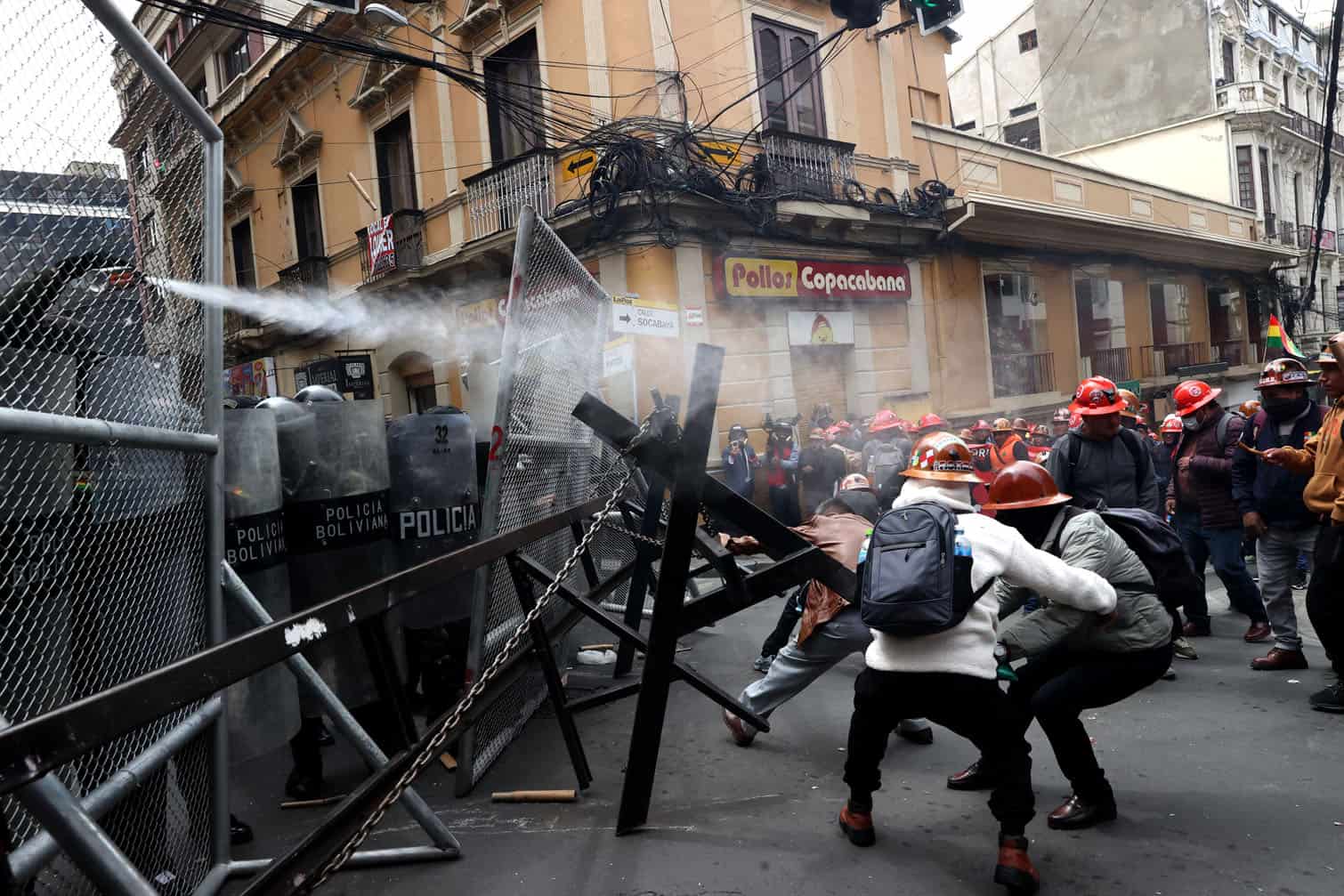 Protesting unionists clash with police in La Paz