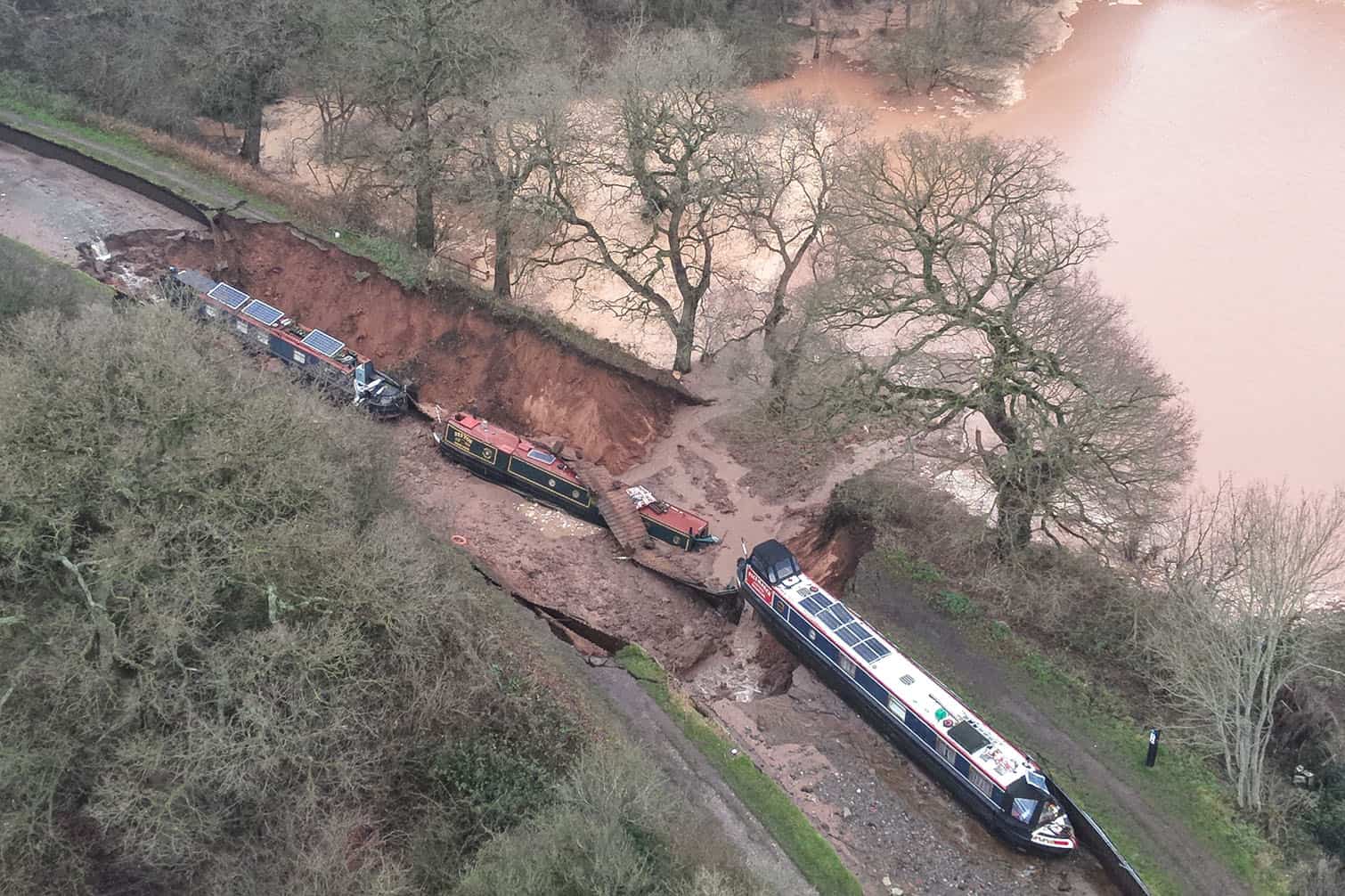 boats on the bed of the canal after a sinkhole developed