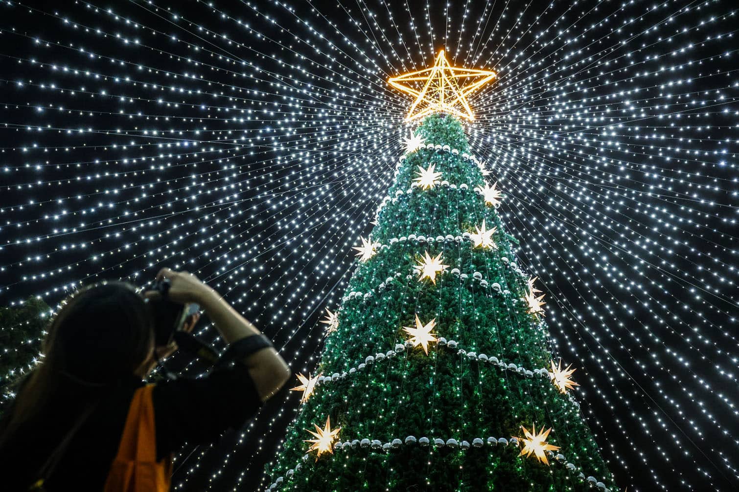 A woman take photos of Christmas decorations