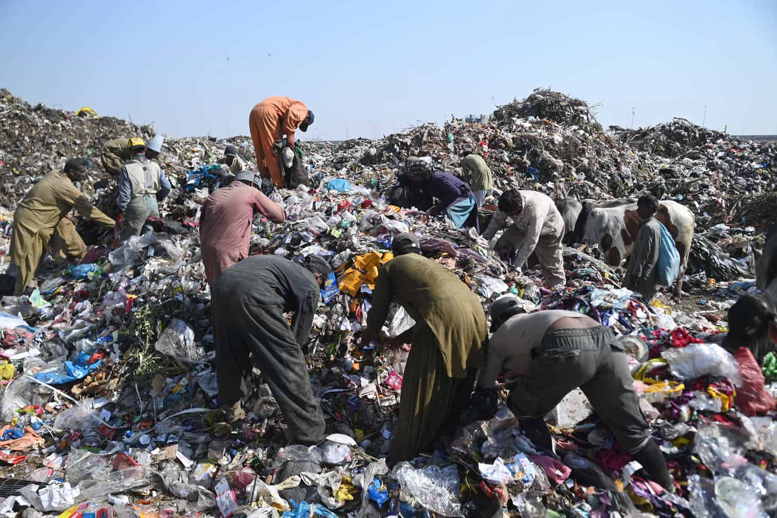 Karachi's daily solid waste generation surpasses 12,000 tonnes