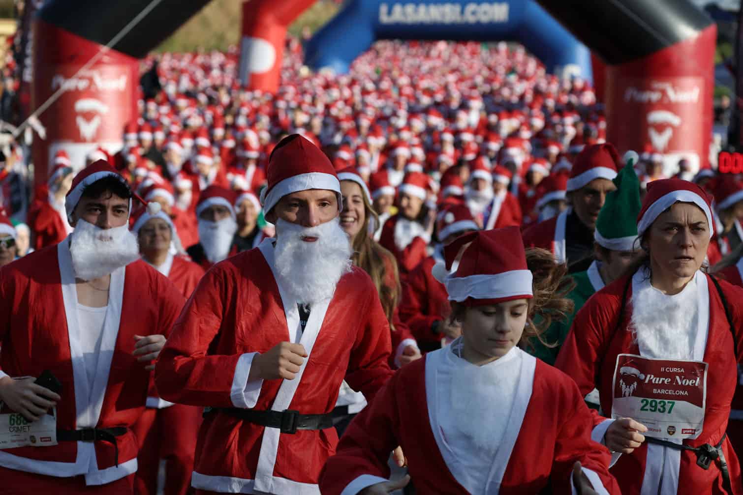 Thousands of runners dressed as Santa Claus