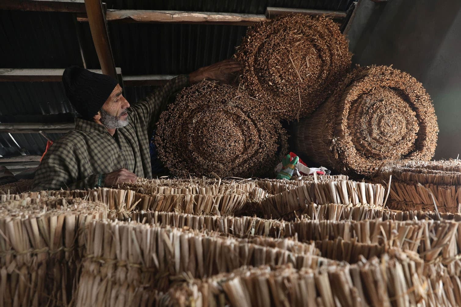 Weaving traditional straw grass mats in Srinagar