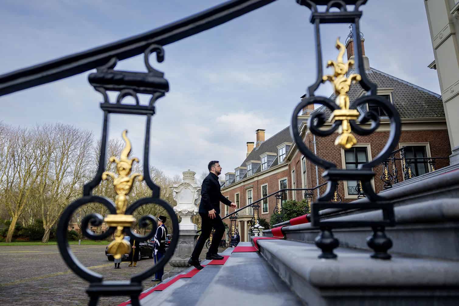 Dutch King Willem-Alexander receives Ukrainian President Zelensky in The Hague