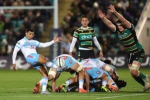 Bulls scrumhalf Embrose Papier