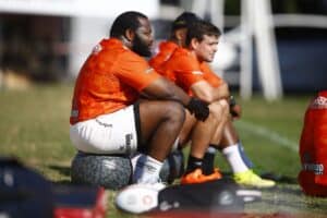 Sharks prop Ox Nché