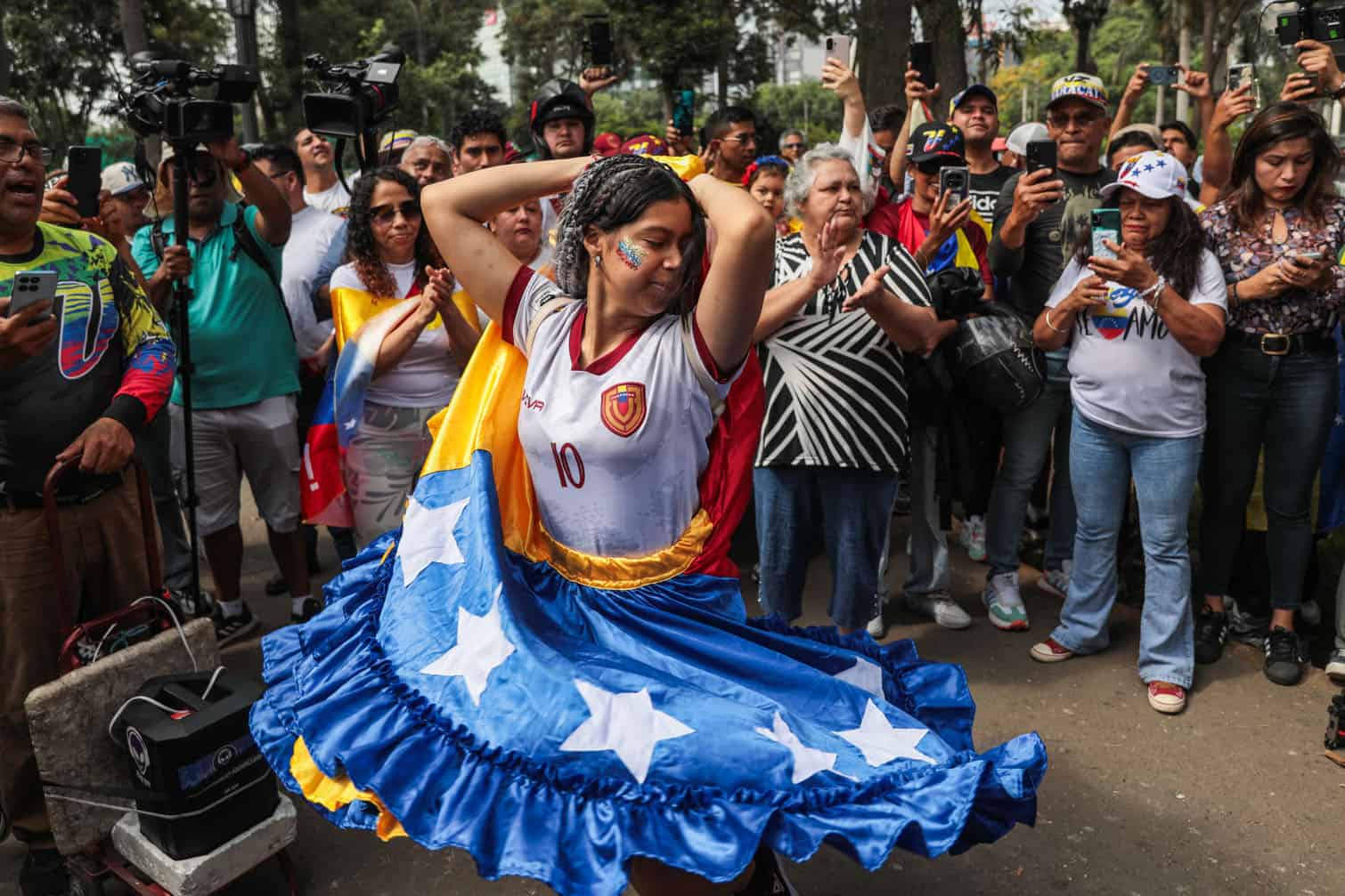 A Venezuelan woman living in Peru dances