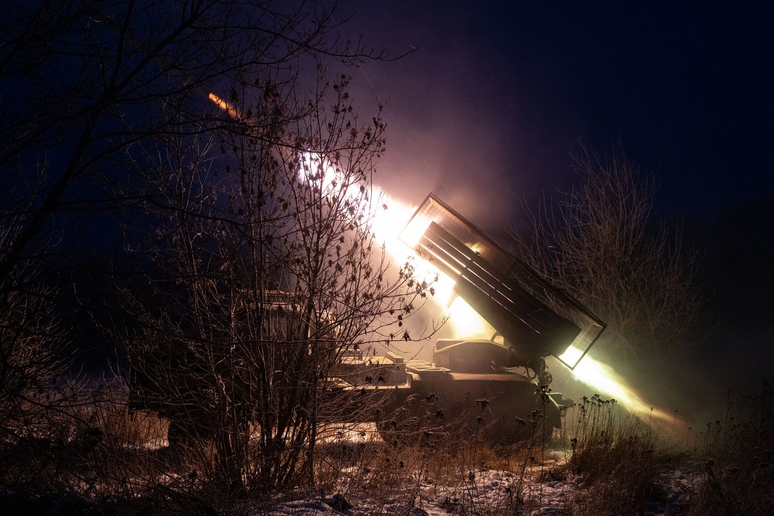 Ukrainian soldiers fire a MRLS BM-21 'Grad'