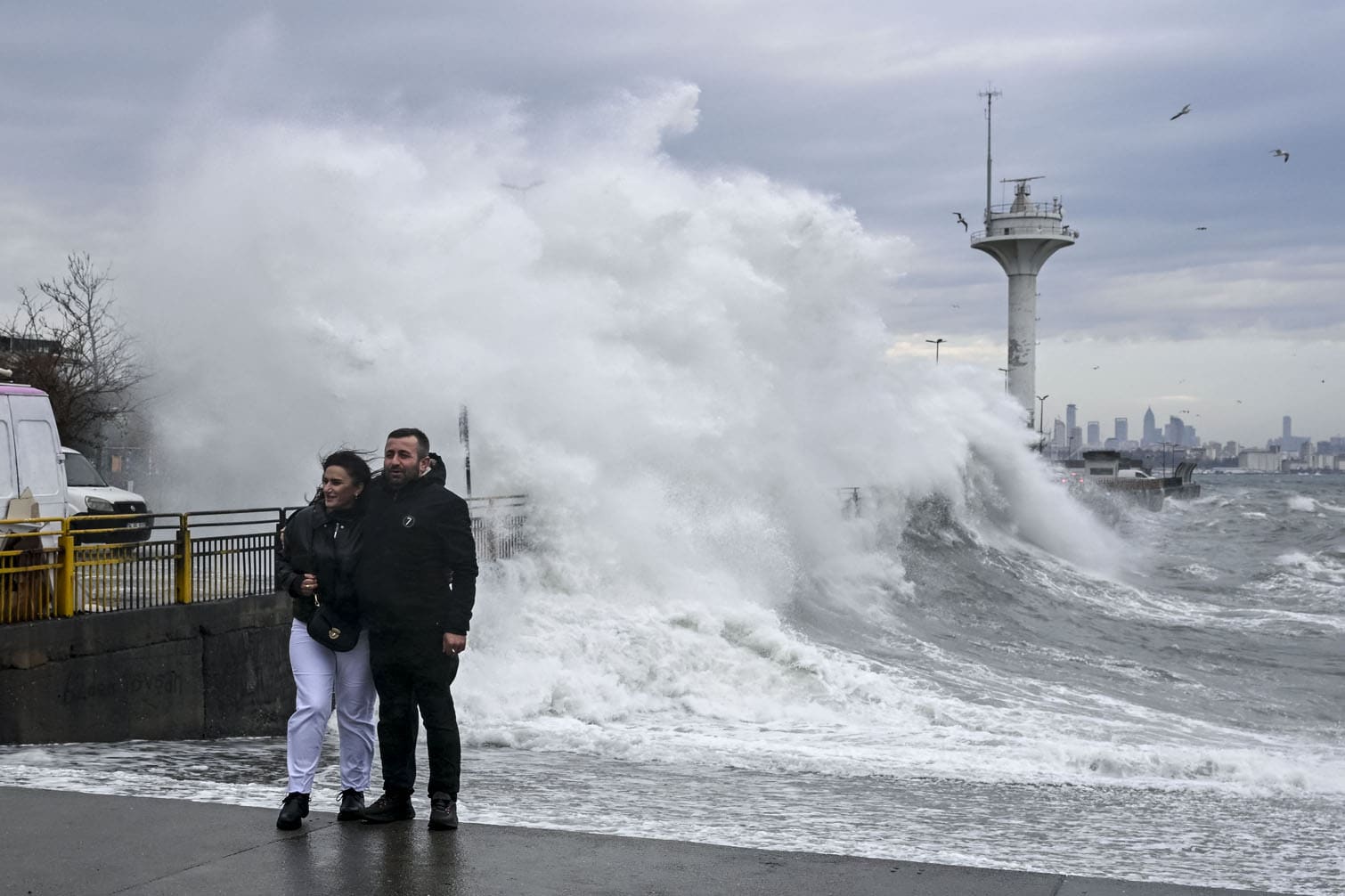 Strong southwesterly winds impact Istanbul
