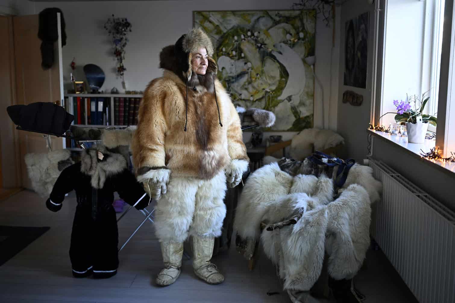 Musher Johanne Bech stands at home in hunting outfit