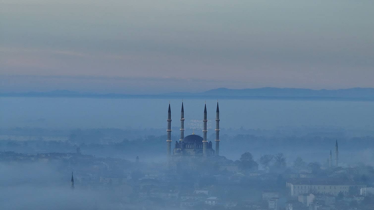 Fog engulfs Selimiye Mosque in Turkiye's Edirne