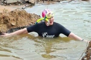 WATCH: Zille dives into Joburg pothole, Tatjana Schoenmaker she's not