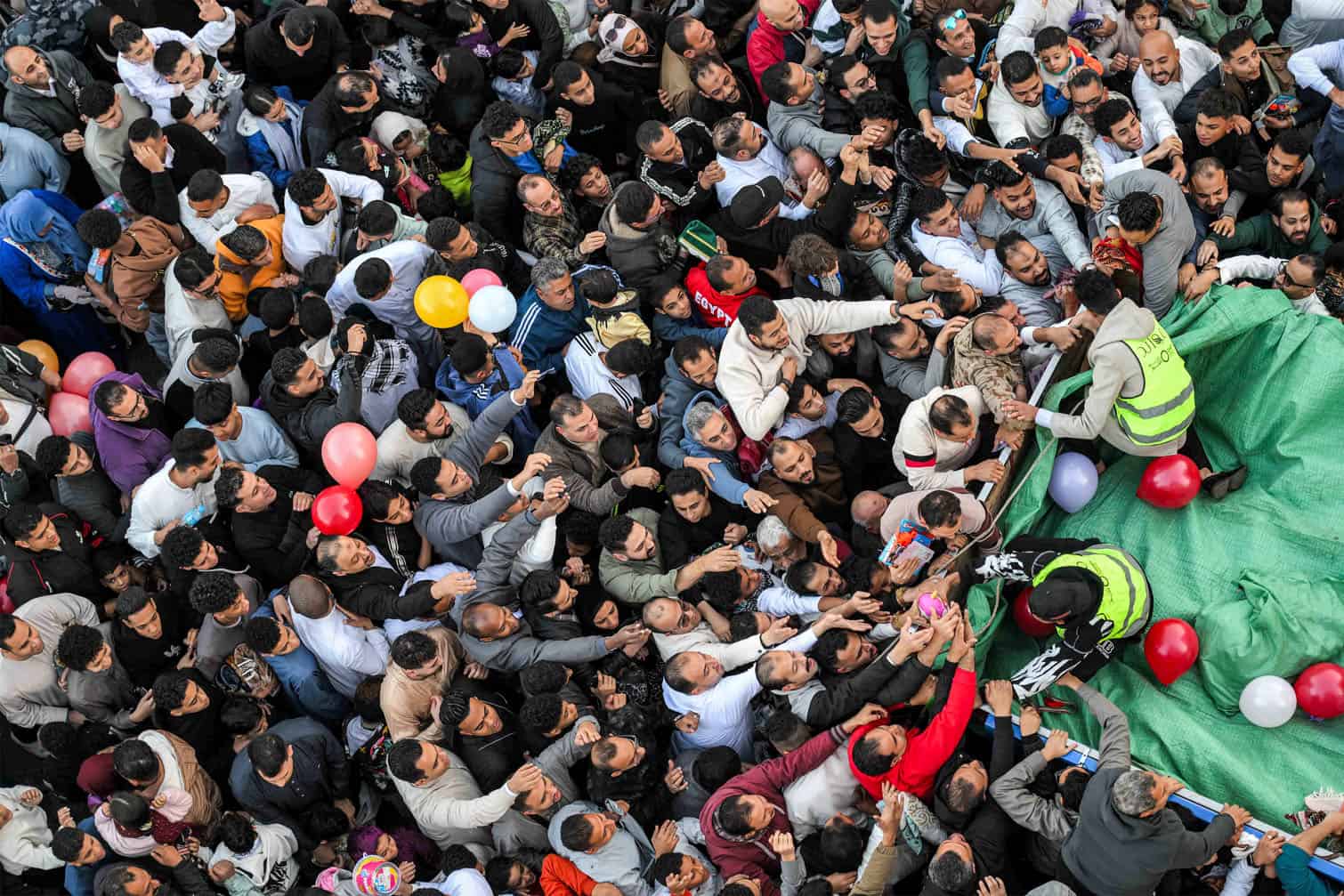 Revellers reach out to receive gifts