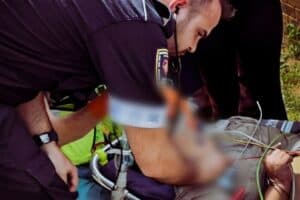 Xander Loubser assisting the patient.