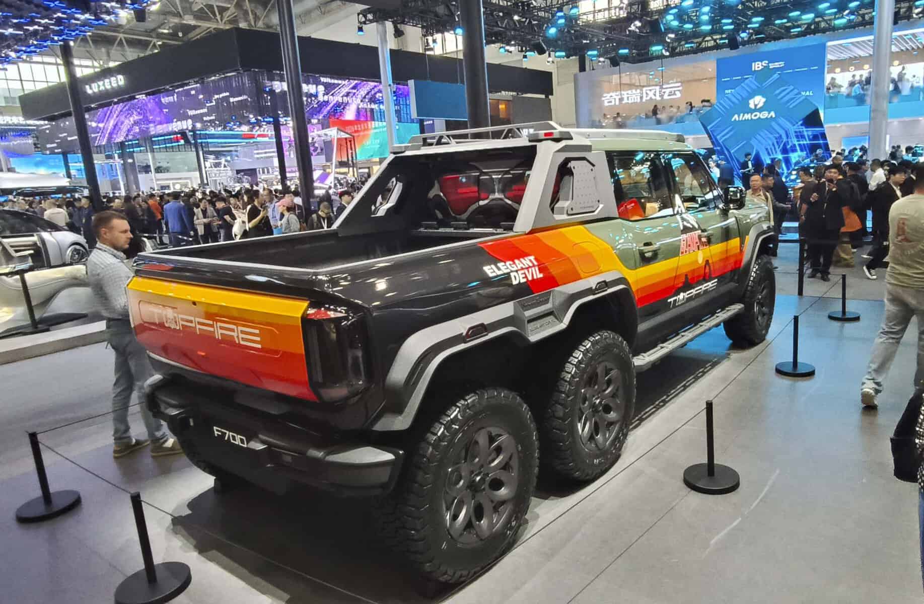 A Jetour F700 with dual rear axles