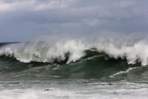 Damaging-waves-winds-expected-on-monday