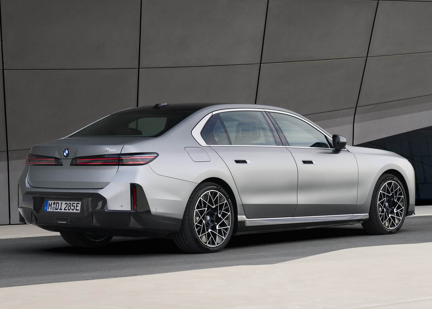 Wraps come off facelift BMW 7 Series