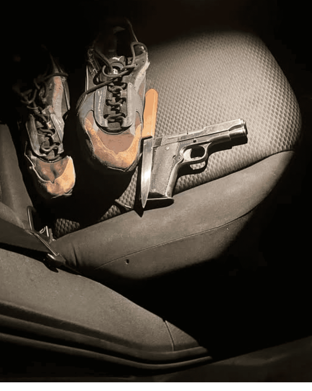 The illegal firearm and knife confiscated at Sasolburg, in the Free State. Picture: Supplied/Saps