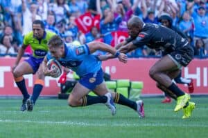 Bulls wing Sebastian de Klerk and Sharks wing Makazole Mapimpi