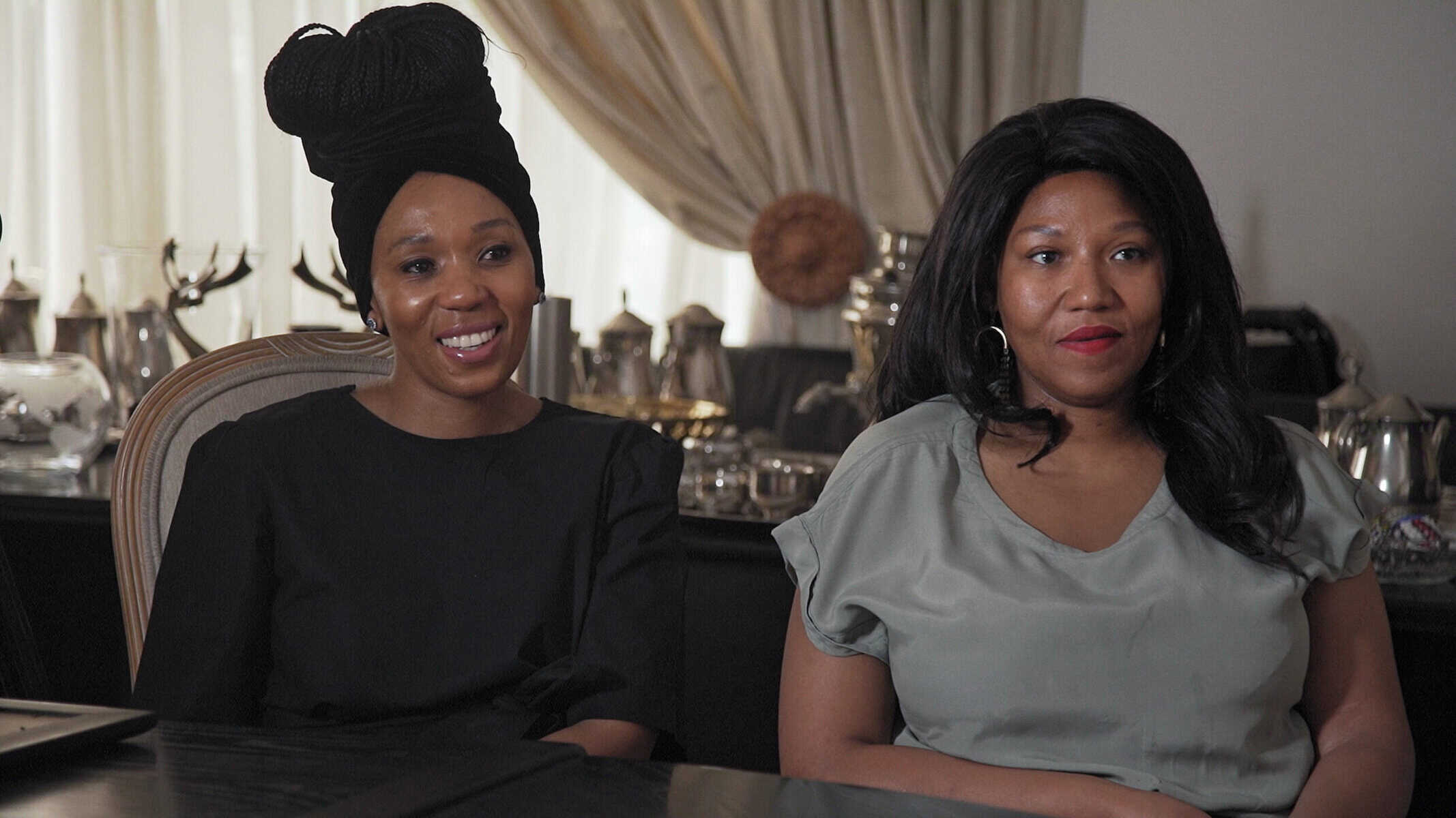 Les procès de Winnie Mandela S1. (De gauche à droite) SAR Swati Mandela-Dlamini, SAR Zaziwe Manaway dans Les Procès de Winnie Mandela S1. Photo : Fourni/Netflix
