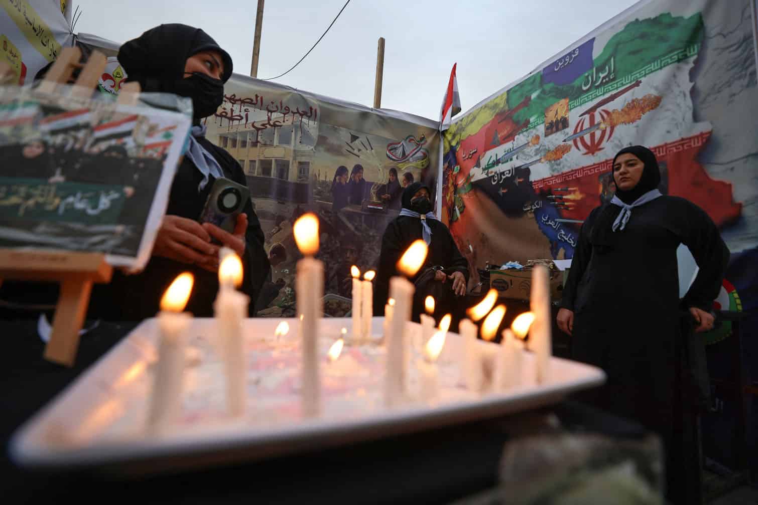 Iraqi women light candles