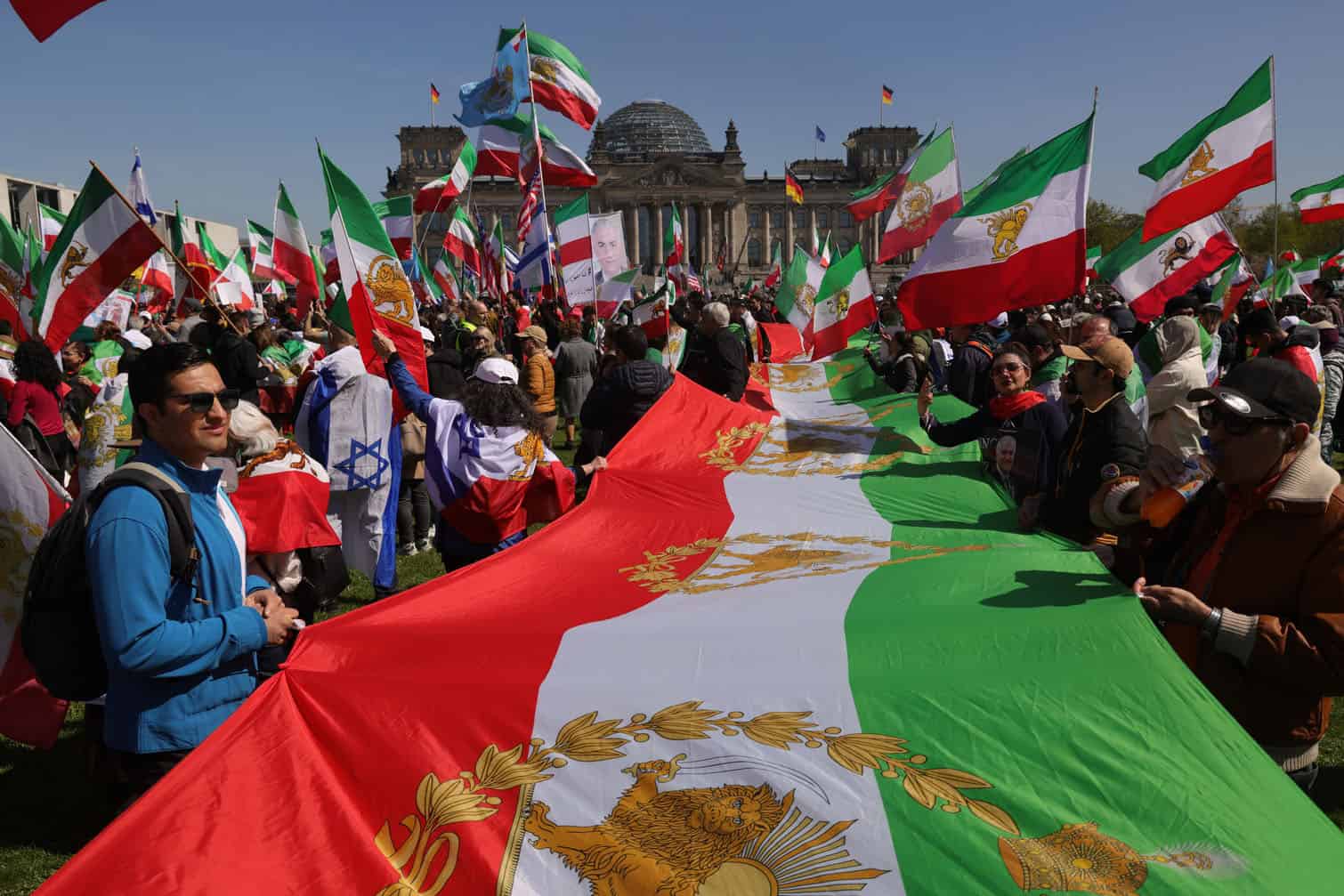 Supporters of Reza Pahlavi