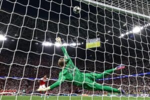 Matvey Safanov - Gabriel - PSG - Arsenal - Champions League