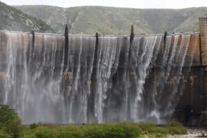 Residents in low lying areas along the Kromme and Gamtoos rivers are asked to evacuate immediately amid floods