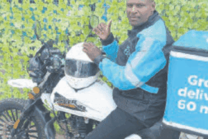 Sixty60 rider's roadside rescue wins hearts across SA
