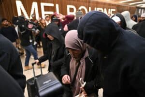 Women linked to IS fighters charged with slavery after landing in Australia