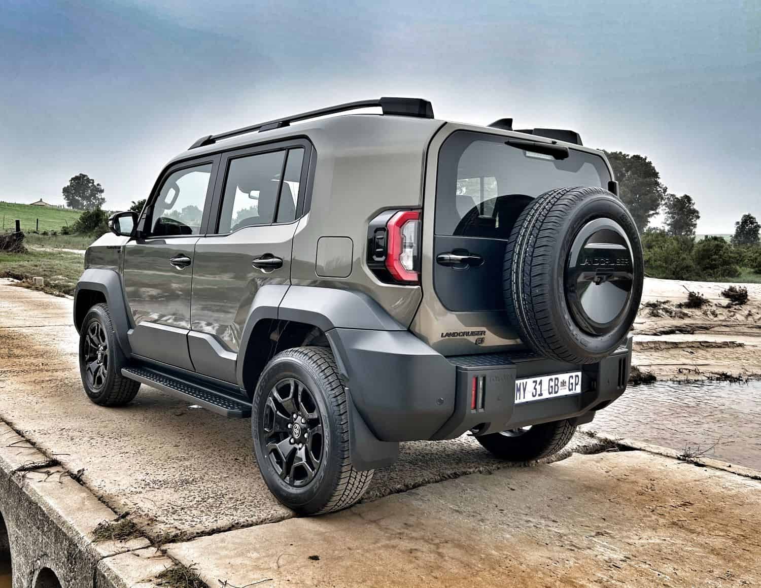 land-cruiser-fj-rear.jpg