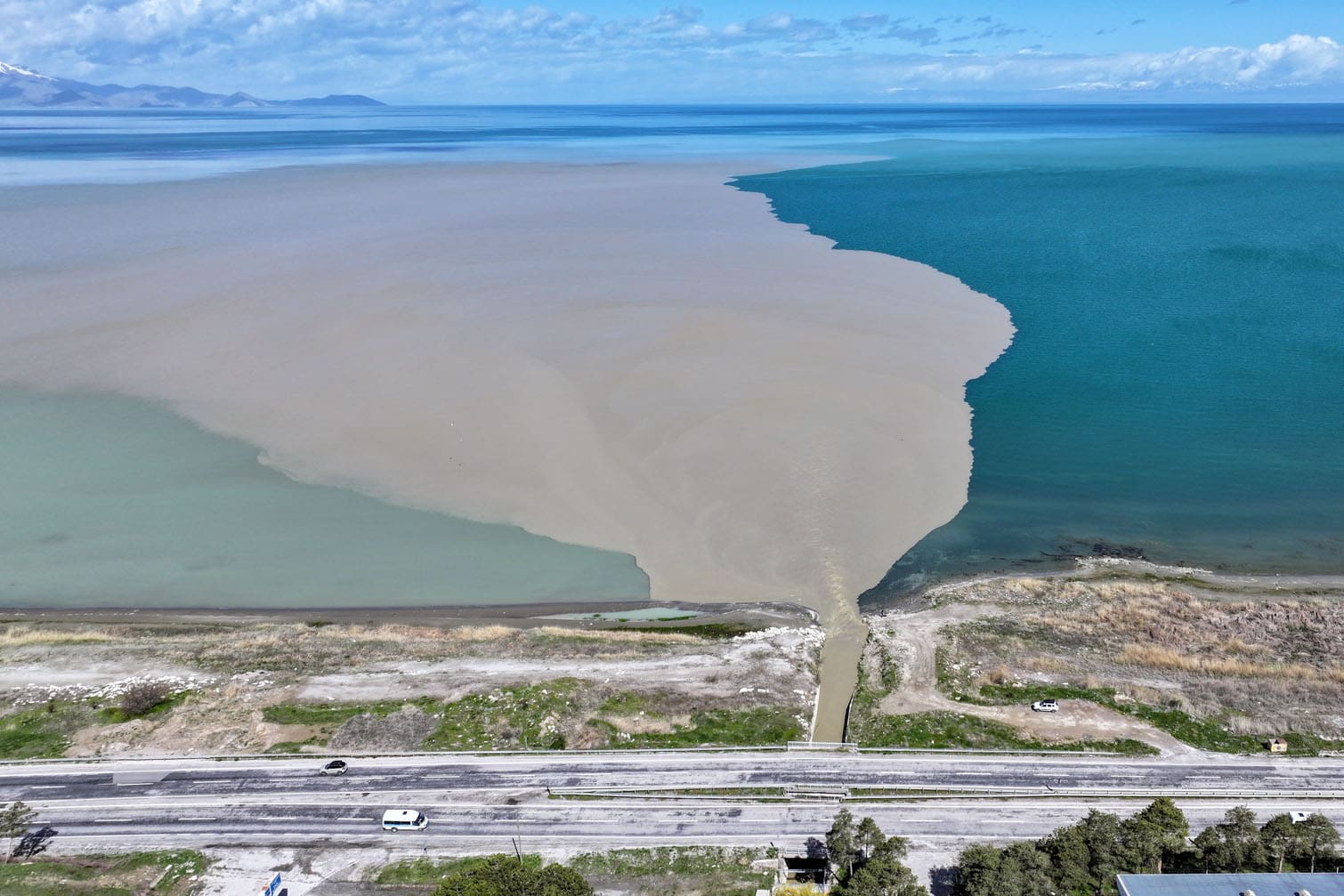 Stream, whose flow increased due to the rain, changed the color of Lake Van