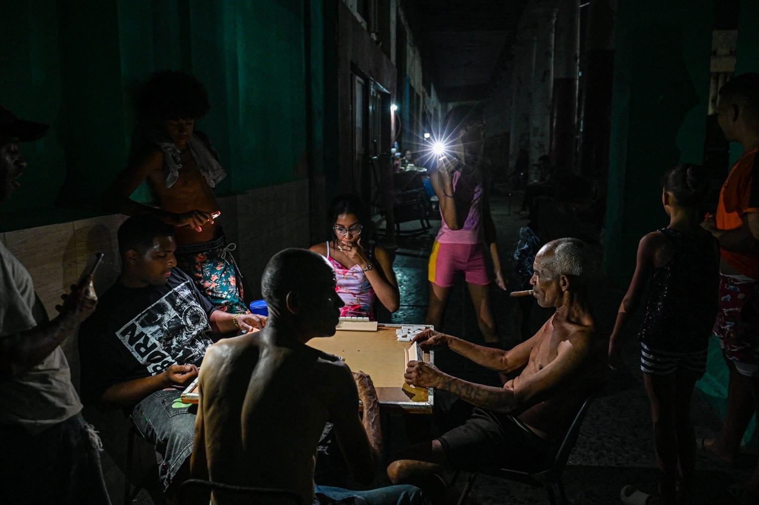 People play Dominoes