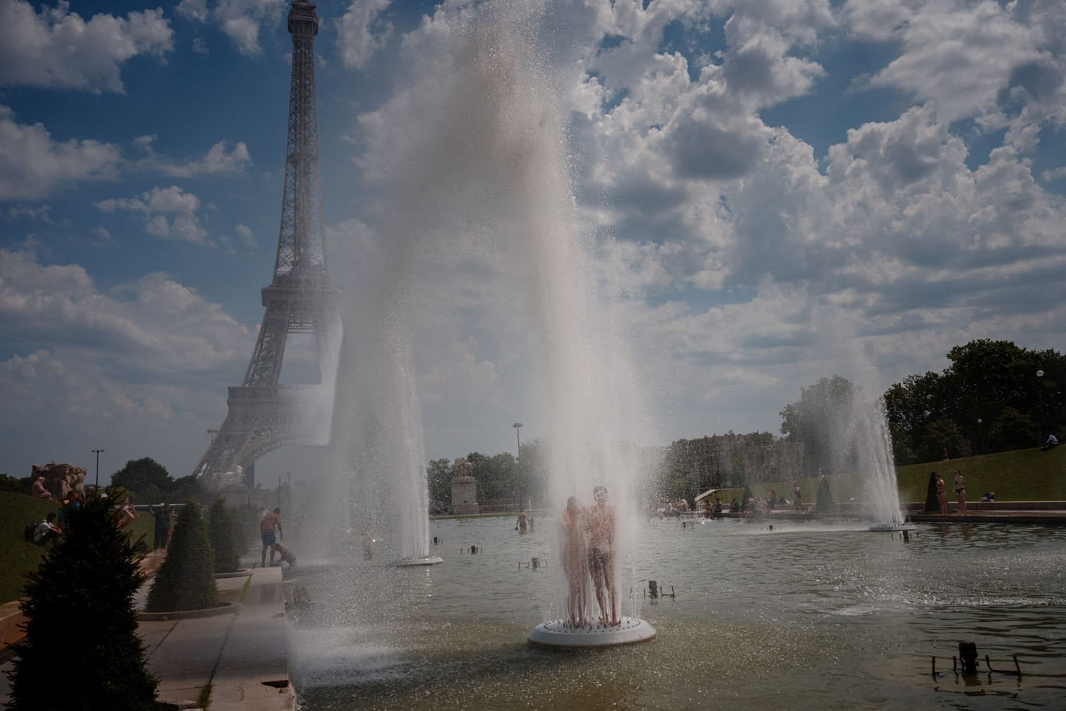 A couple cools off in the Trocadero Fountain