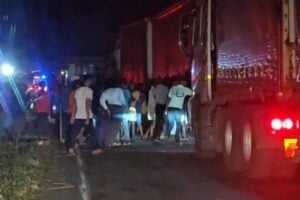 What began as a cash-in-transit robbery quickly descended into chaos as crowds converged on the scene on the N2 near Hibberdene.