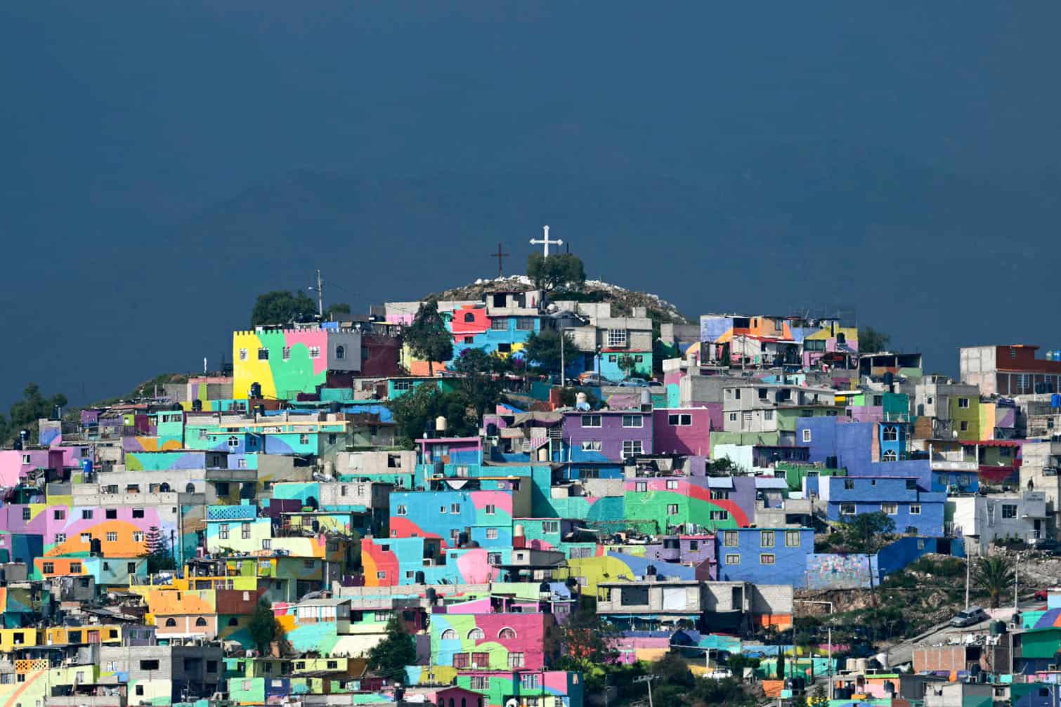 A view of the houses that make up the Macromural of Pachuca