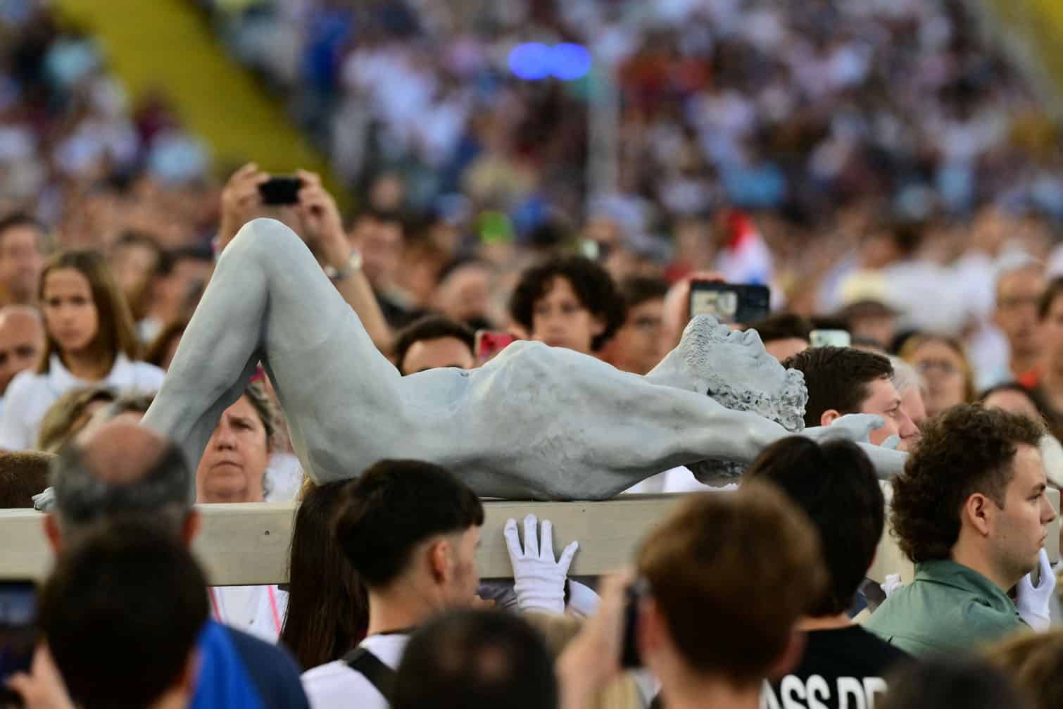 Volunteers carry the Christ on the Cross