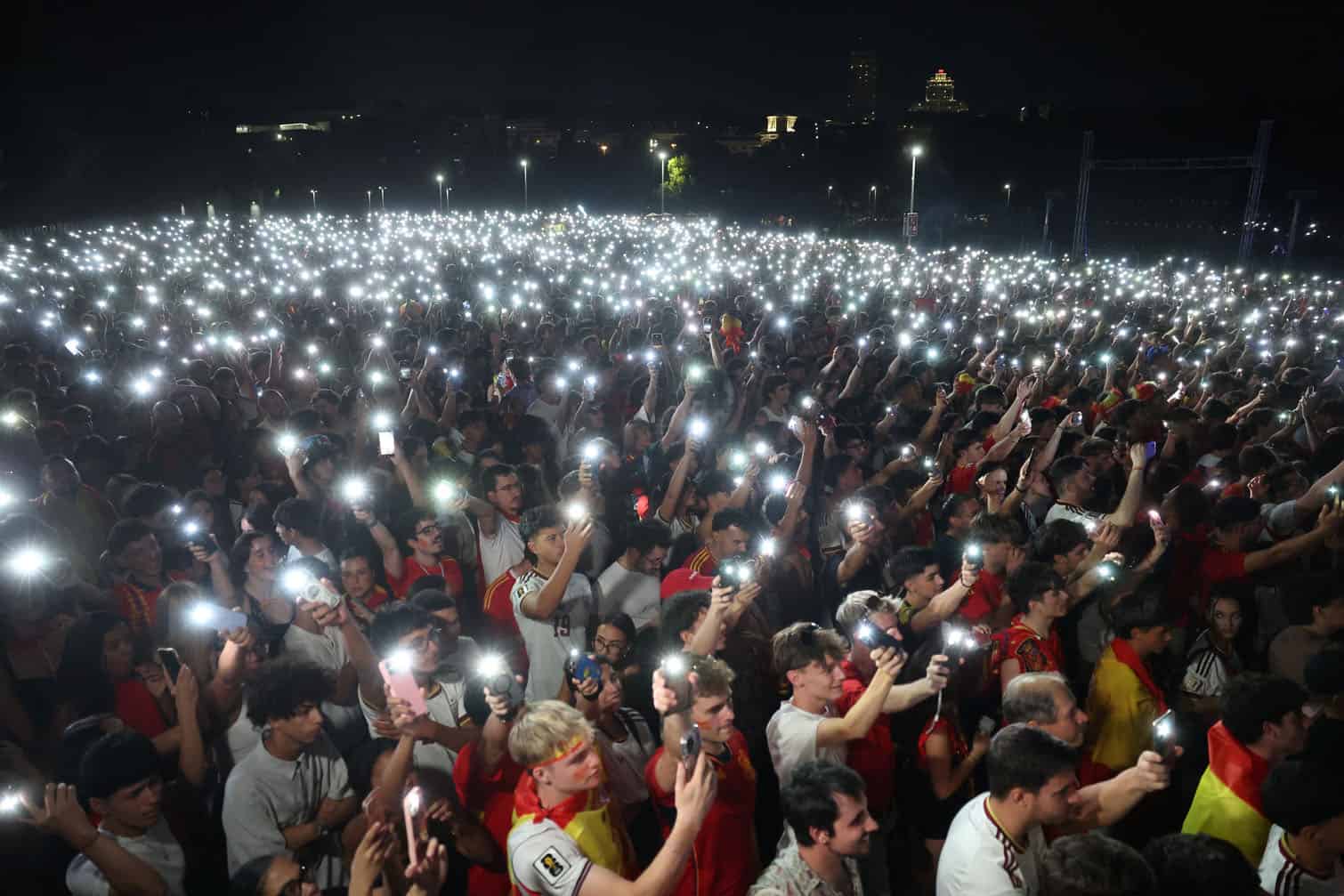 Spain's supporters celebrate victory